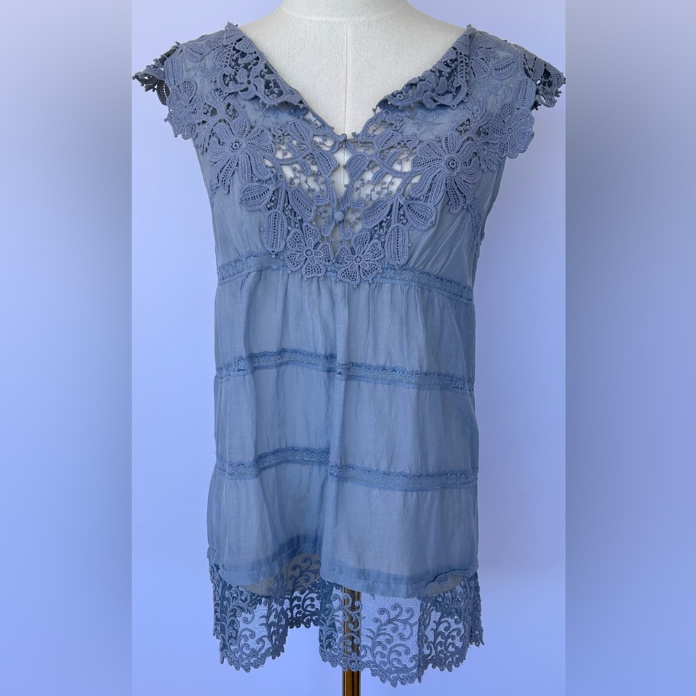 BCBGMaxAzria Women’s Blue Top Crochet Lace Tier Lace Inserts & Hem Size Small